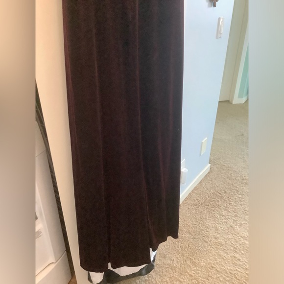 Wine velvet formal gown Size 14 - Picture 6 of 8